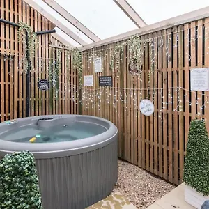 Apartment Hidden Hot Tub Retreat In, Nottingham