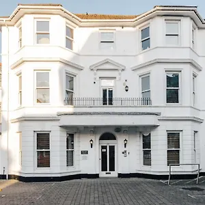 https://spacious-2-bedroom-flat-near-beach-and-town-centre.bournemouth-hotels.org